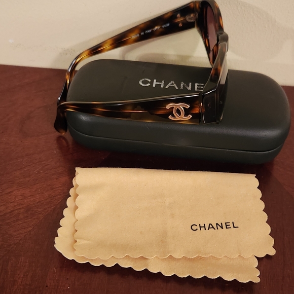 CHANEL Vintage Tortoise Shell Gold CC Sunglasses 04151 - Picture 6 of 7